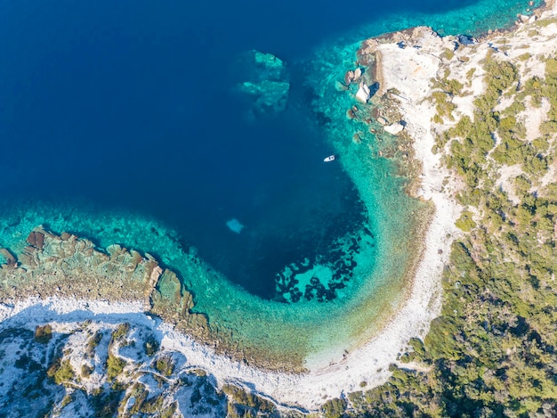 Fotografía de drones en el campo de rocas de vela en el distrito de Foca de la provincia de Izmir. Yelkenkaya - Foca