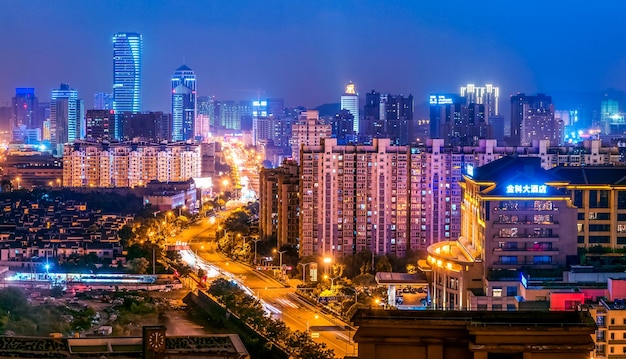 Fotografia em alto ângulo de uma paisagem urbana iluminada