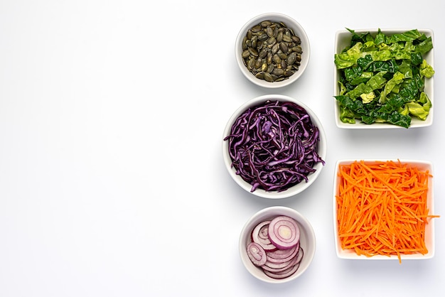 Fotografia em branco de ingredientes de salada de vegetais