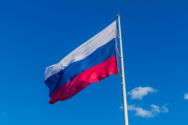 Fotografia em close da bandeira russa flutuando no vento País