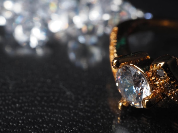 Fotografia em close de diamantes brilhantes em um fundo de textura preta