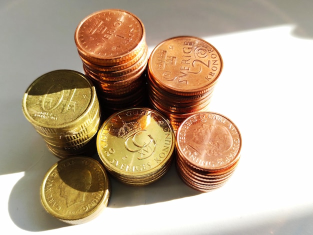 Fotografia em close de moedas suecas em uma superfície branca