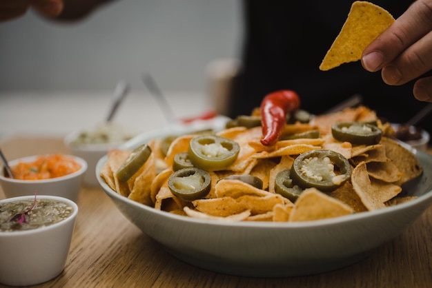 Foto fotografia em close de nachos com pimentas jalapenos em fatias