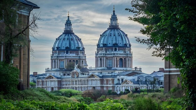 Fotografia em close-up das duas torres abobadadas do antigo Royal Naval College em Greenwich, Londres