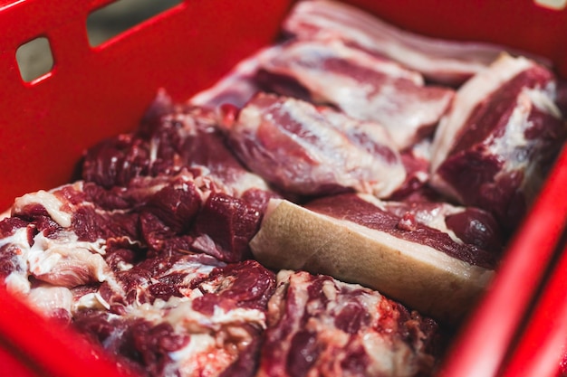 Fotografia em close-up de carne cortada no conceito da indústria de carne e alimentos do matadouro