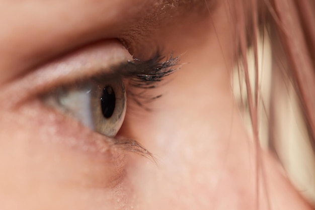 Fotografia em close-up de olho de mulher com maquiagem de dia, pálpebras longas