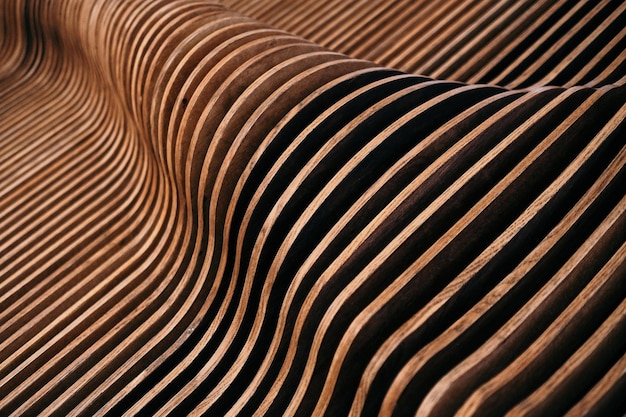 Fotografia em close-up de um banco de madeira feito de muitas peças de madeira