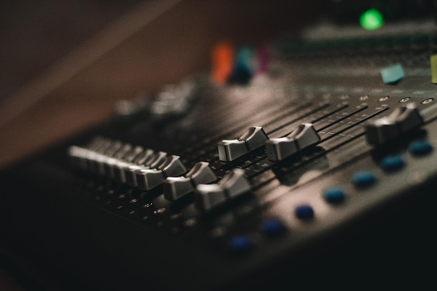 Fotografia em close-up de um equipamento de equalizador de som no estúdio