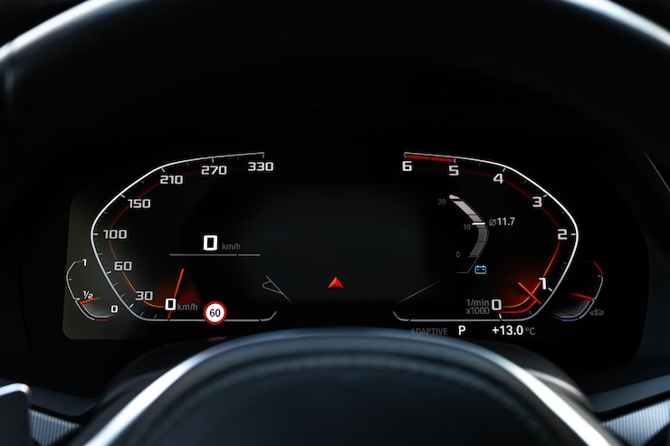 Foto fotografia em close-up de um velocímetro digital de carros. quilômetros do painel de instrumentos de carros leves modernos. novas exibições de um carro moderno.