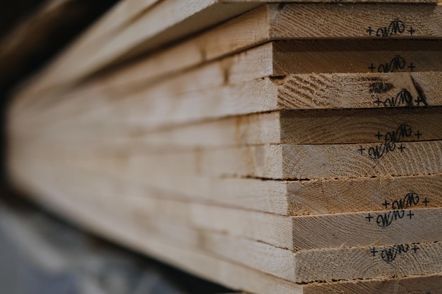 Fotografia em close-up de uma pilha de tábuas de madeira