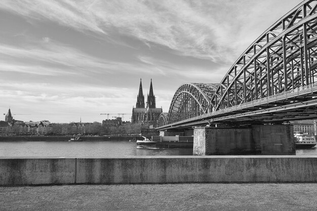 Fotografia em escala de cinza da bela Ponte Hohenzollern sobre o rio Reno