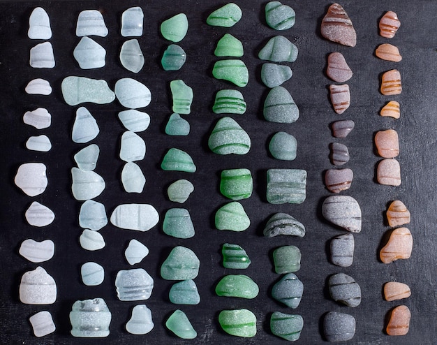 Foto fotografia em quadro completo de pedra multicolorida na mesa