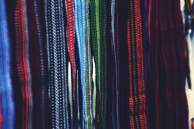Fotografia em quadro completo de tecido multicolorido pendurado na loja