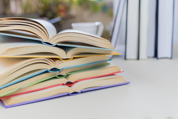 Foto fotografía de enfoque selectivo de libros abiertos uno encima del otro