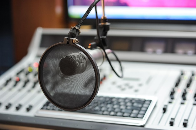 Fotografía de enfoque selectivo de un micrófono de condensador profesional en un estudio de grabación