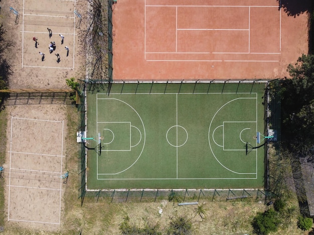 Fotografía espacial de campo de fútbol copiada desde el aire tomada con un avión no tripulado