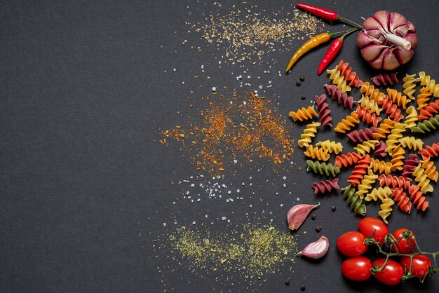 Fotografía de espacio en blanco con espacios, pasta, ajo, tomates