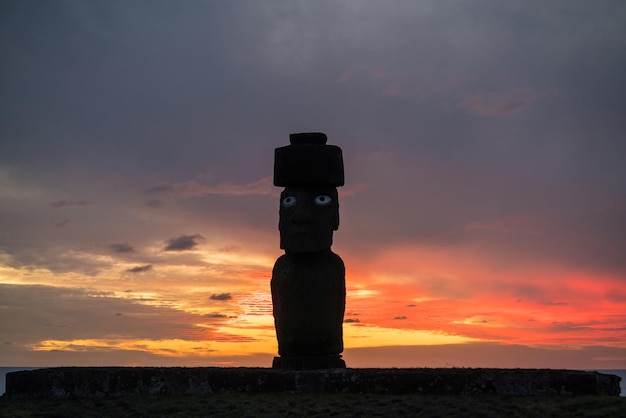 Foto fotografía de la estatua moai en la isla de pascua