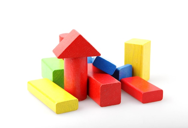 Foto fotografía de estudio de bloques de juguete coloridos contra un fondo blanco