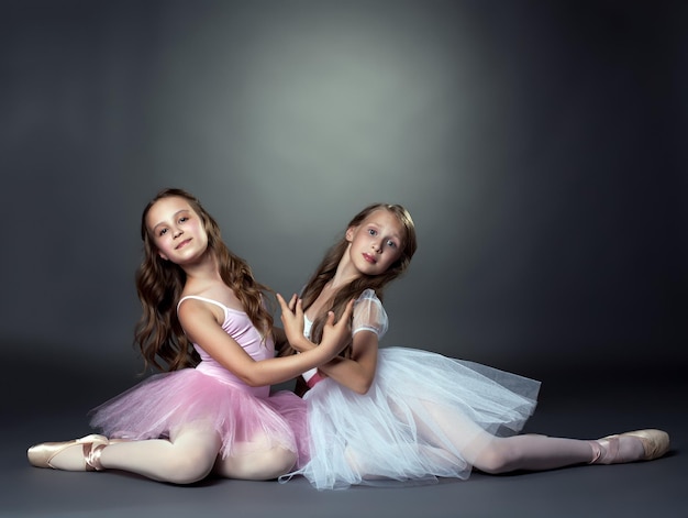 Fotografía de estudio de dos graciosas bailarines de ballet