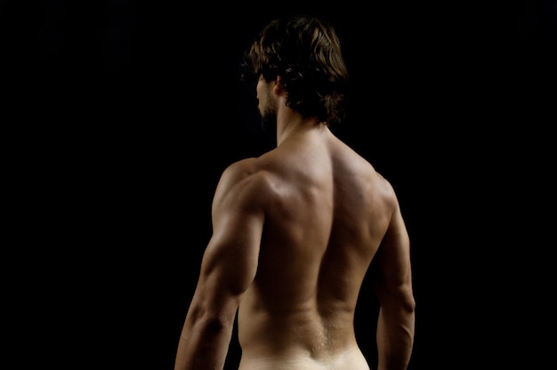 Fotografía de estudio de un hombre con la espalda.