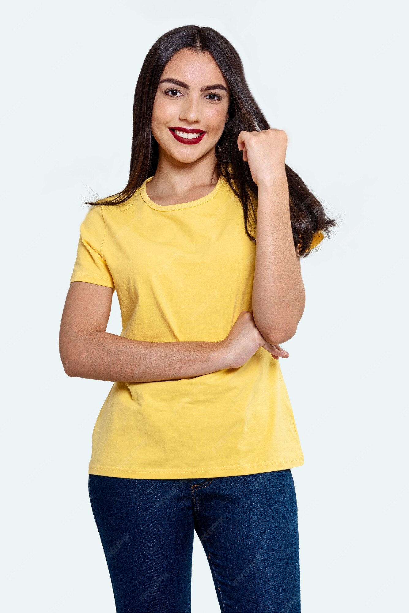 legación Metropolitano Plantando árboles Fotografía de estudio de mujer brasileña en elegante blusa amarilla y  sonriente, aislado sobre fondo blanco. modelo de mujer hermosa con fondo  blanco. | Foto Premium
