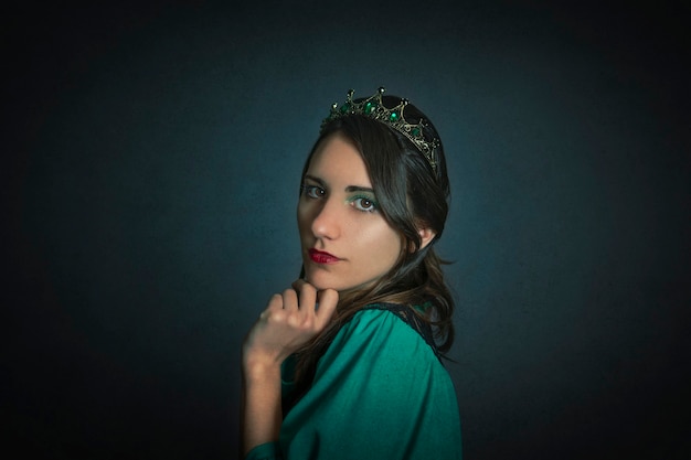 Fotografía de estudio de una niña con una corona.