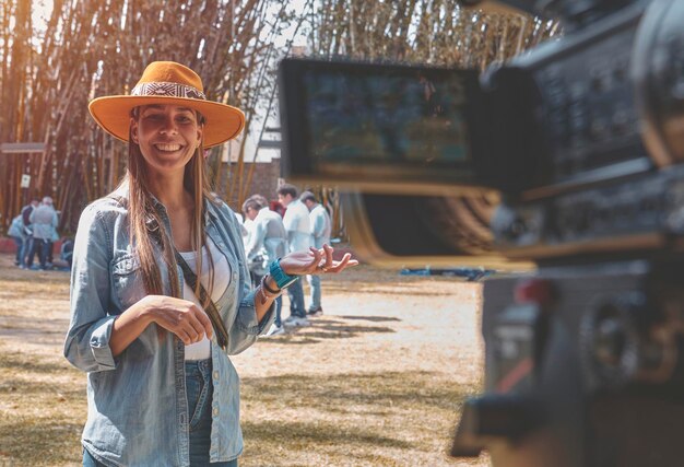 Fotografía exterior de una joven y hermosa mujer vlogging feliz sonriente joven vlogger posando en la cámara