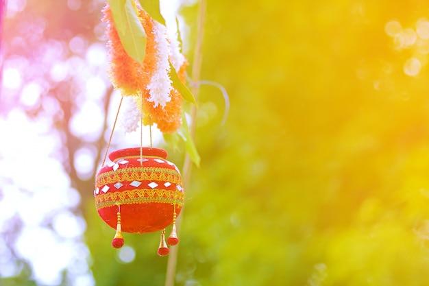 fotografía del festival dahi handi en india