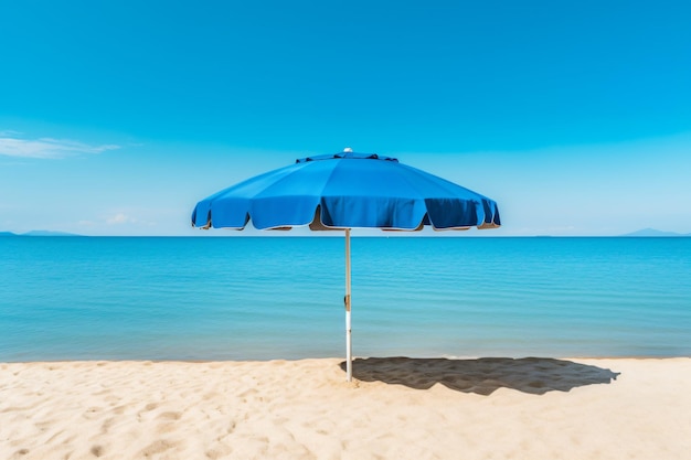 Fotografía de fondo del mar con paraguas azules de verano