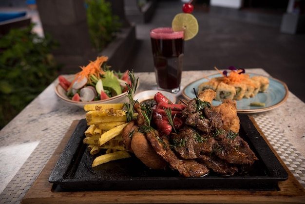 Fotografía de fondo a la parrilla con diferentes cartas en una mesa de restaurante