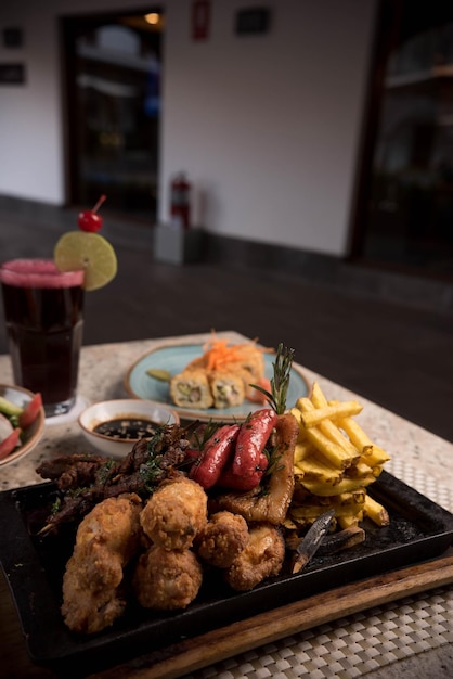 Fotografía de fondo a la parrilla con diferentes cartas en una mesa de restaurante