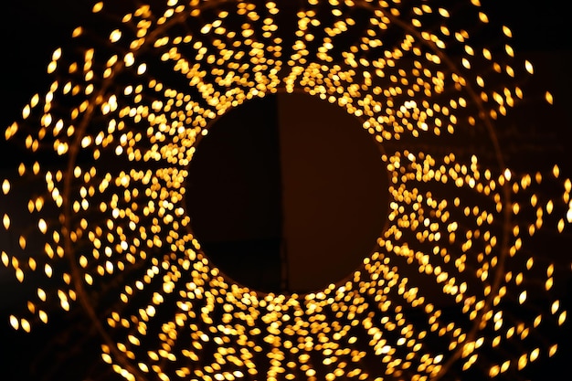 Una fotografía en forma de ojo tomada desde abajo de una fuente de luz en movimiento que consta de pequeñas lámparas
