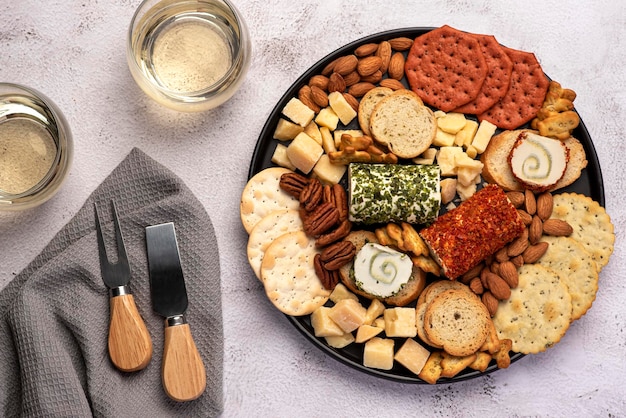 Fotografía gastronómica de antipasti con queso y vino