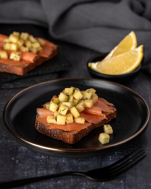 Fotografía gastronómica de bocadillo con salmón ahumado