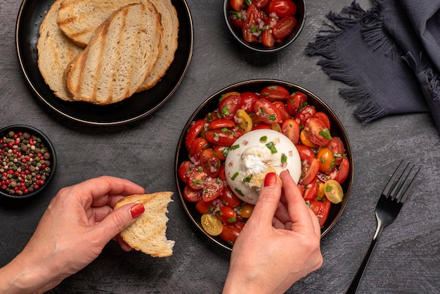 Fotografía gastronómica de burrata con tostadas