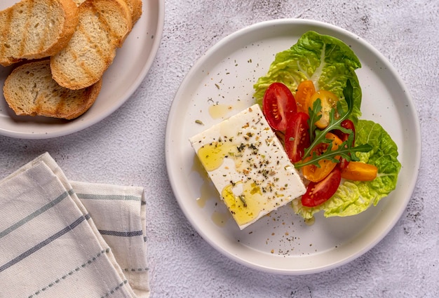 Fotografía gastronómica de ensalada feta con tostadas