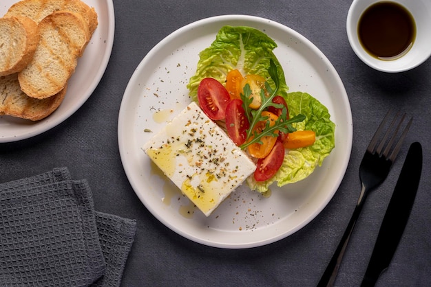 Fotografía gastronómica de ensalada feta con tostadas