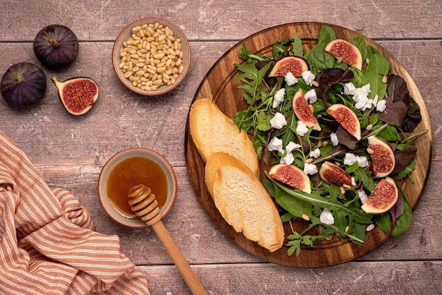 Fotografía gastronómica de ensalada con queso de cabra e higos