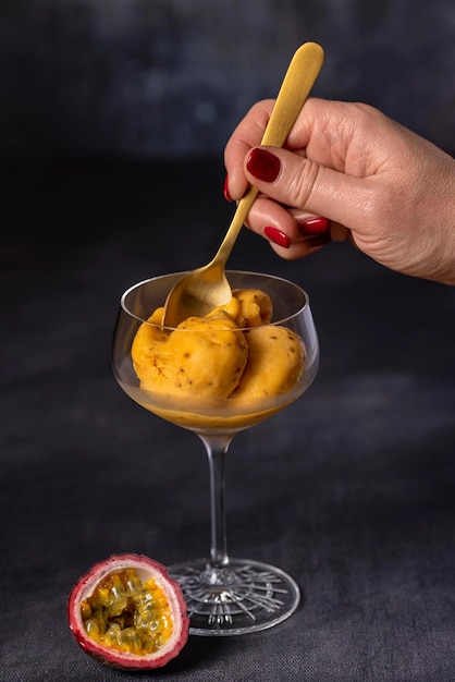 Fotografía gastronómica de helado de maracuyá