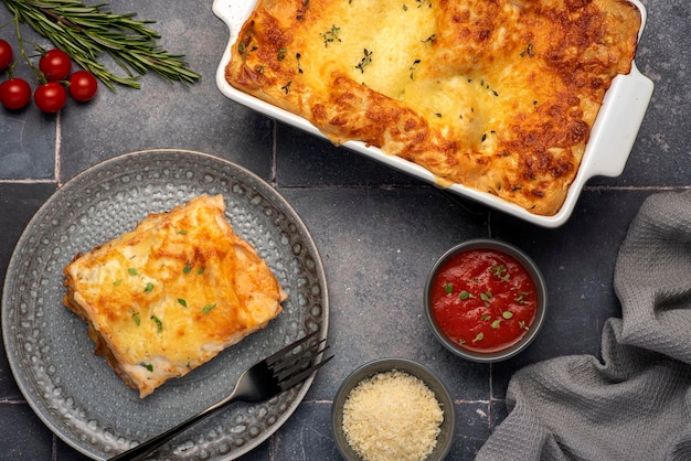 Fotografía gastronómica de lasaña y salsa de tomate