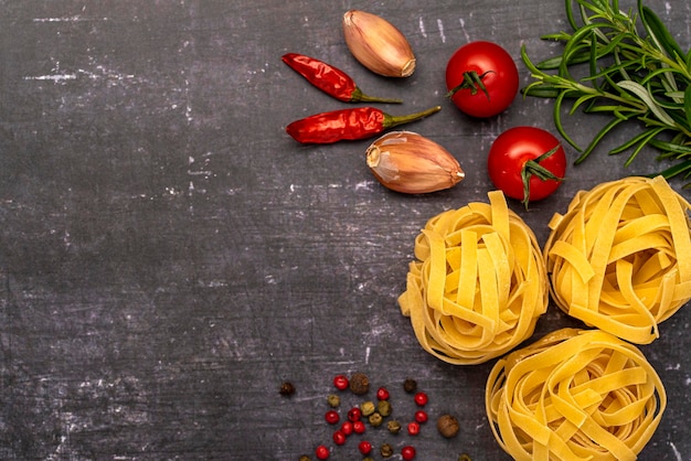 Fotografía gastronómica de pasta cruda tomate y ajo.