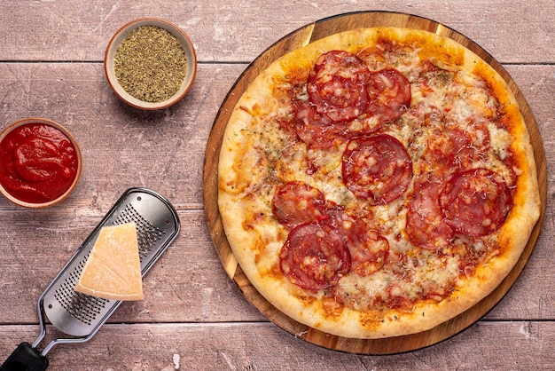 Fotografía gastronómica de pizza con salami y mozzarella