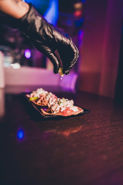 fotografía gastronómica restaurante plato de comida tacos tacos mexicanos cócteles mojitos botella de licor