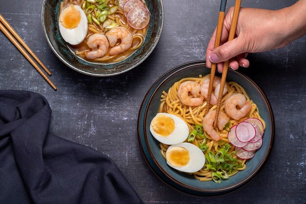 Fotografía gastronómica de sopa de ramen con gambas