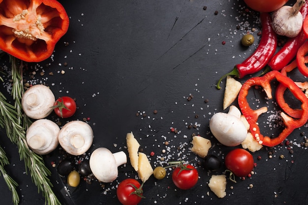 Fotografía gastronómica. Surtido de verduras orgánicas especias mezclan el fondo. concepto de estilo de vida vegetariano saludable