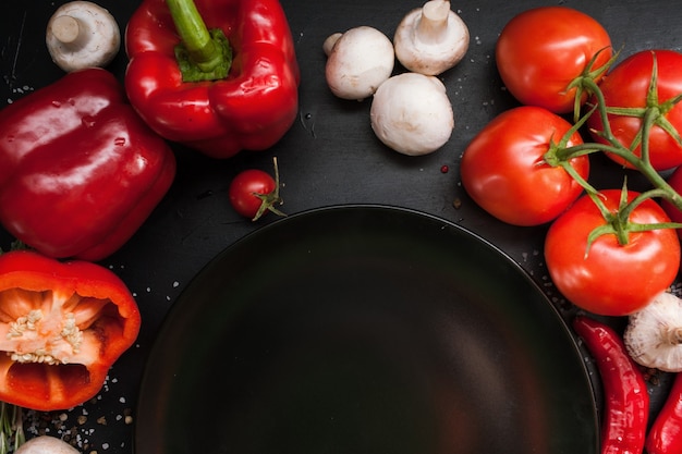 Fotografía gastronómica. Surtido de verduras orgánicas especias mezclan el fondo. concepto de estilo de vida vegetariano saludable