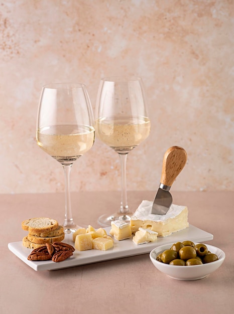 Fotografía gastronómica de vino blanco y brie