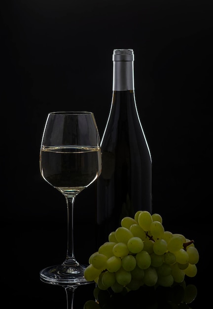 Fotografía gastronómica de vino blanco y uva.