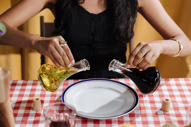 Fotografía gratuita del chef sosteniendo pasta cruda